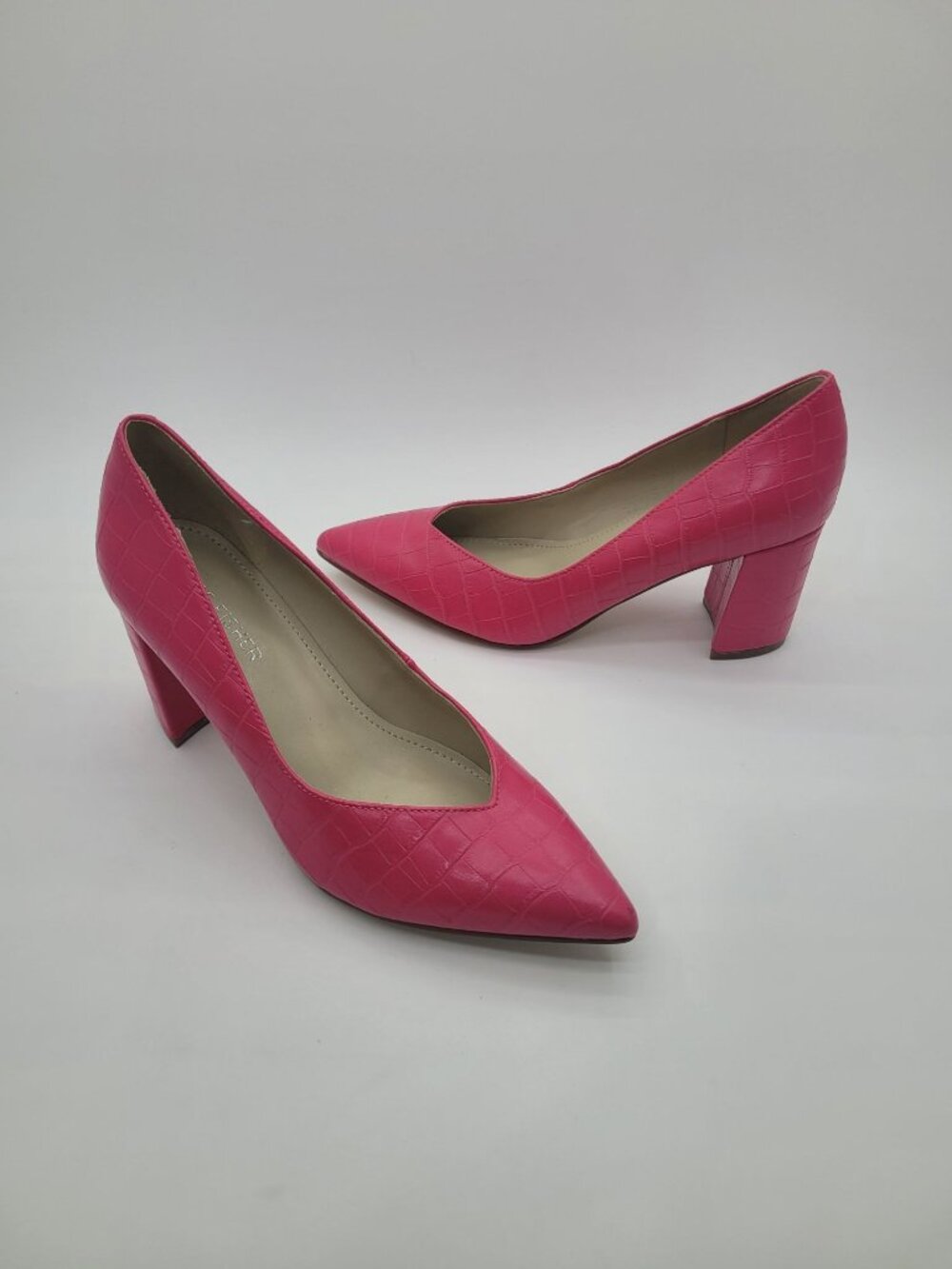 NWOB Marc Fisher Caitlin Pink Crocodile Embossed Block Pump Heel Size 6